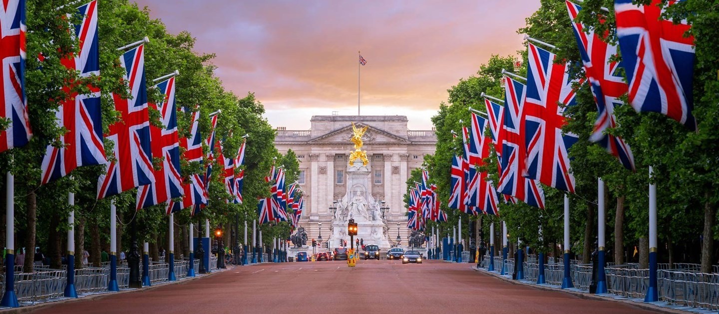 Evan Evans tours UK Buckingham Palace